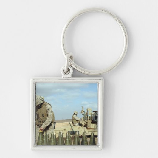 米海兵隊が火のために火付け砲を準備する キーホルダー (正面)