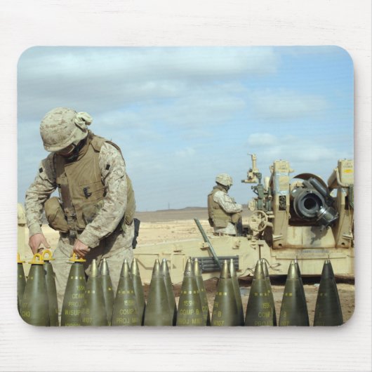 米海兵隊が火のために火付け砲を準備する マウスパッド (正面)