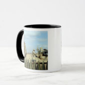 米海兵隊が火のために火付け砲を準備する マグカップ (正面左)