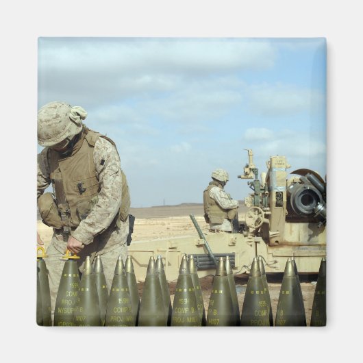 米海兵隊が火のために火付け砲を準備する マグネット (正面)