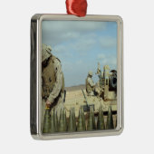 米海兵隊が火のために火付け砲を準備する メタルオーナメント (右)