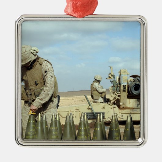 米海兵隊が火のために火付け砲を準備する メタルオーナメント (正面)