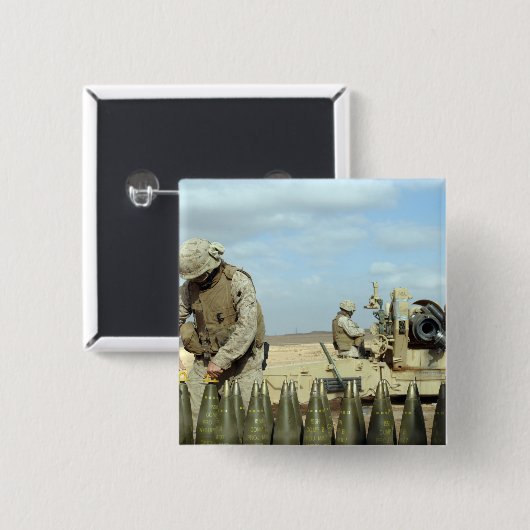 米海兵隊が火のために火付け砲を準備する 缶バッジ (正面&裏面)