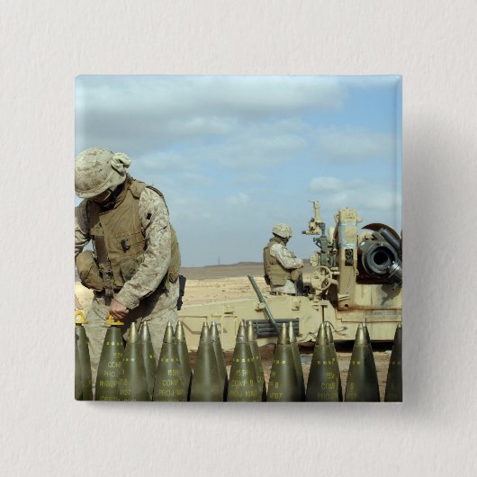 米海兵隊が火のために火付け砲を準備する 缶バッジ (正面)