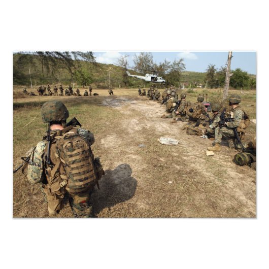 米海兵隊はUH-1Nとして安全を提供している フォトプリント (正面)