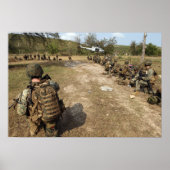 米海兵隊はUH-1Nとして安全を提供している ポスター (正面)