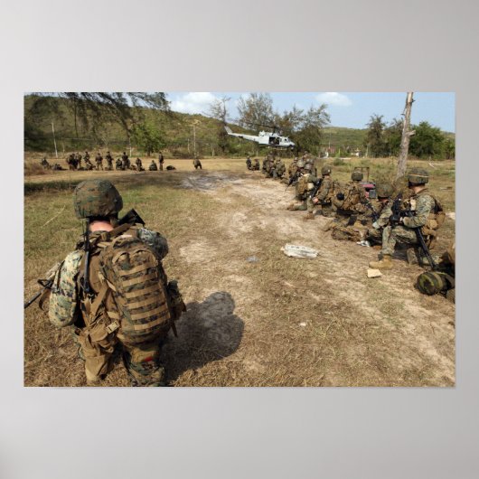 米海兵隊はUH-1Nとして安全を提供している ポスター (正面)