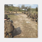 米海兵隊はUH-1Nとして安全を提供している マグネット (正面)