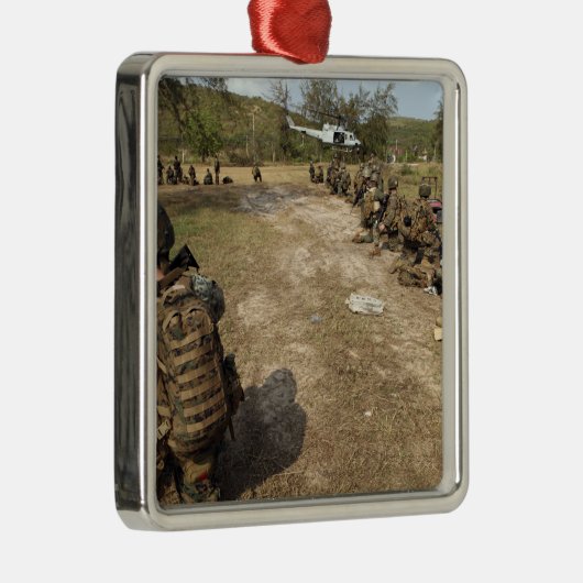 米海兵隊はUH-1Nとして安全を提供している メタルオーナメント (右)