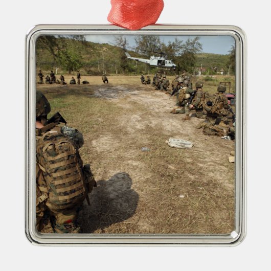 米海兵隊はUH-1Nとして安全を提供している メタルオーナメント (正面)