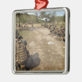 米海兵隊はUH-1Nとして安全を提供している メタルオーナメント (左)