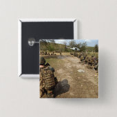 米海兵隊はUH-1Nとして安全を提供している 缶バッジ (正面&裏面)