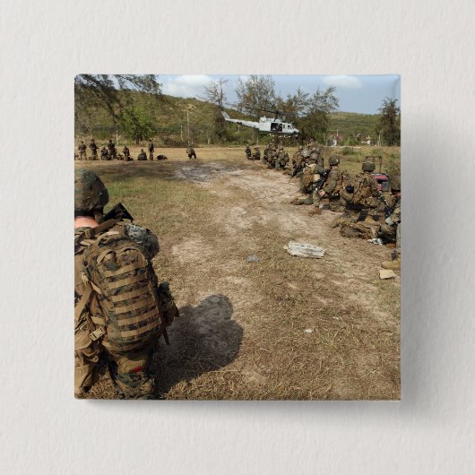 米海兵隊はUH-1Nとして安全を提供している 缶バッジ (正面)