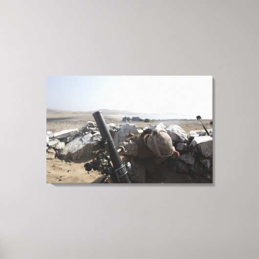 米海軍がペルーのサリナスで乳鉢を発射する キャンバスプリント (正面)