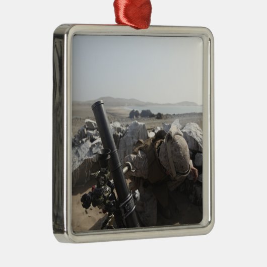 米海軍がペルーのサリナスで乳鉢を発射する メタルオーナメント (右)