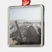 米海軍がペルーのサリナスで乳鉢を発射する メタルオーナメント (左)