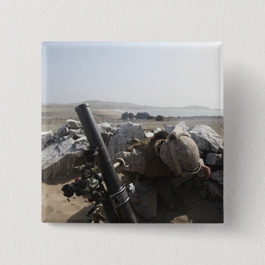 米海軍がペルーのサリナスで乳鉢を発射する 缶バッジ (正面)