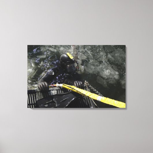 米海軍ダイバーはダイビングを開始する準備ができている キャンバスプリント (正面)