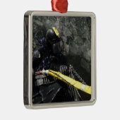 米海軍ダイバーはダイビングを開始する準備ができている メタルオーナメント (右)