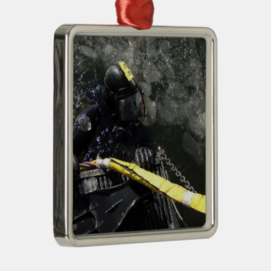米海軍ダイバーはダイビングを開始する準備ができている メタルオーナメント (右)