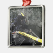 米海軍ダイバーはダイビングを開始する準備ができている メタルオーナメント (左)