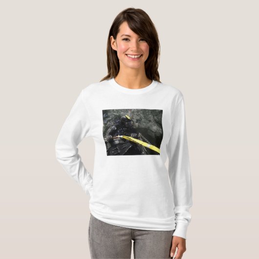 米海軍ダイバーはダイビングを開始する準備ができている Tシャツ (正面フル)