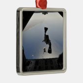 米空軍のパラレースキューマンが飛び出した メタルオーナメント (右)