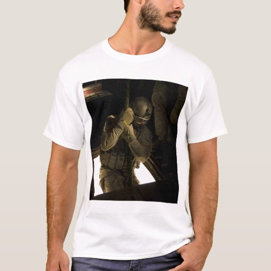 米空軍パラレースカーが降下を始める Tシャツ (正面)