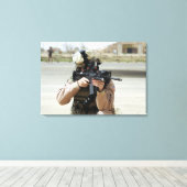 米空軍航空従事者が警備を行う キャンバスプリント (インサイチュ (ウッドフロア))