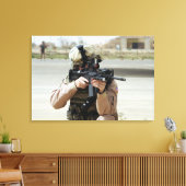 米空軍航空従事者が警備を行う キャンバスプリント (インサイチュ (リビング))