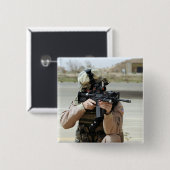 米空軍航空従事者が警備を行う 缶バッジ (正面&裏面)