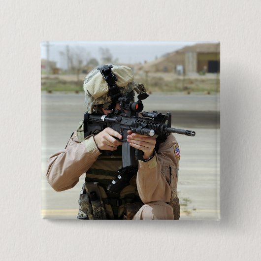 米空軍航空従事者が警備を行う 缶バッジ (正面)