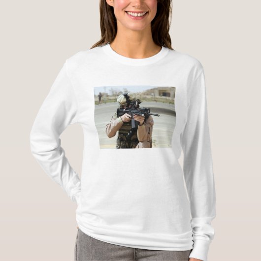 米空軍航空従事者が警備を行う Tシャツ (正面)