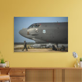 米空軍航空機乗組員がB-52を準備する キャンバスプリント (インサイチュ (リビング))