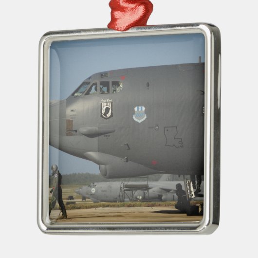 米空軍航空機乗組員がB-52を準備する メタルオーナメント (左)