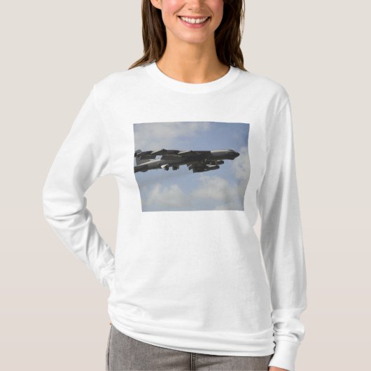 米空軍B-52の飛行中の成層要塞 Tシャツ (正面)