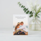 粋でモダンなタイポグラフィのミニマリストの写真撮影 名刺 (スタンド正面)