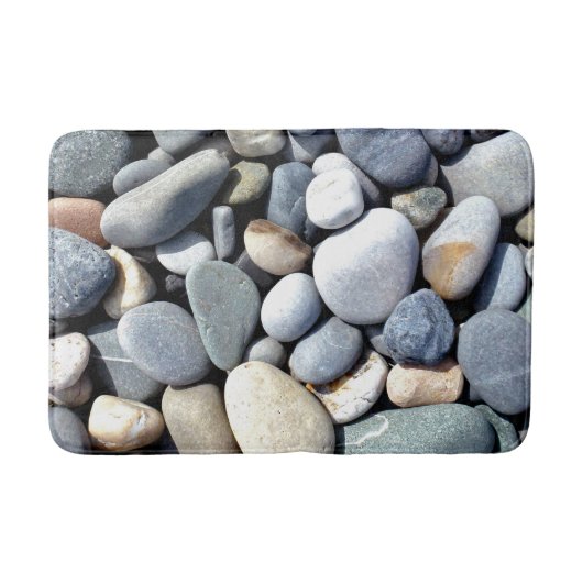 粋で自然で鮮やかな色の小石のビーチの写真 バスマット (正面)