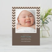 粋なシェブロンの女の赤ちゃんの誕生の発表 案内状 (スタンド正面)