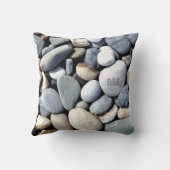 粋なモノグラムの鮮やかで自然な小石は写真に投石します クッション (裏面)