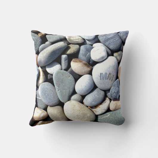 粋なモノグラムの鮮やかで自然な小石は写真に投石します クッション (裏面)