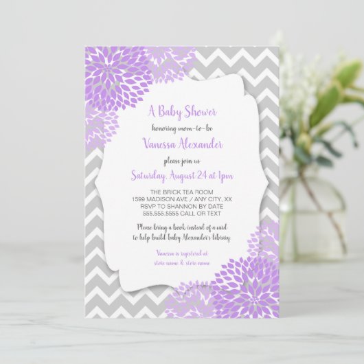 粋なラベンダーの灰色の花のベビーシャワーの招待 招待状 (スタンド正面)