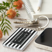 粋な白黒のストライプの毛およびメーキャップアーティスト キーホルダー (正面右)