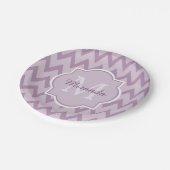粋な紫色のシェブロンのジグザグ形の名前およびモノグラム ペーパープレート (アングル)