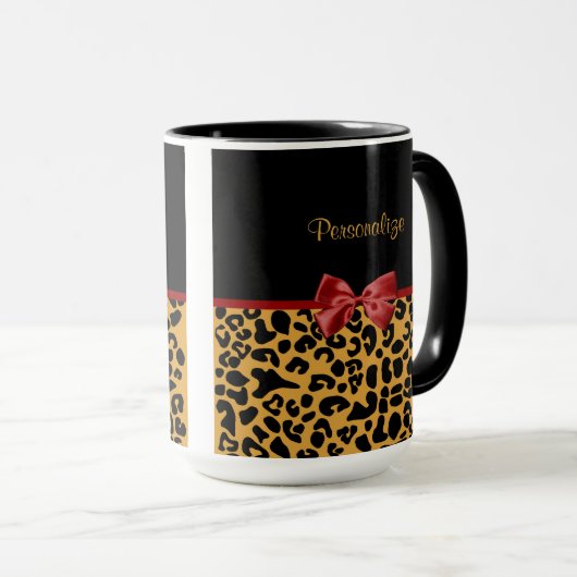 粋な黒および金ゴールドのヒョウのプリントの赤いリボンの弓 マグカップ (正面右)