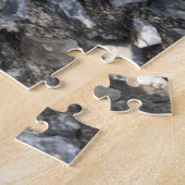 粗いキャストの壁から成長するワイルドビオラの花 ジグソーパズル (側面)