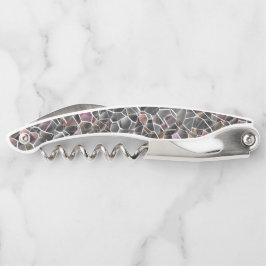 粗いサーモンと灰色の不規則なモザイクの散らかった ソムリエナイフ