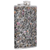 粗いサーモンと灰色の不規則なモザイクの散らかった フラスク (右)