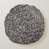 粗いサーモンと灰色の不規則なモザイクの散らかった ラウンドクッション (正面)