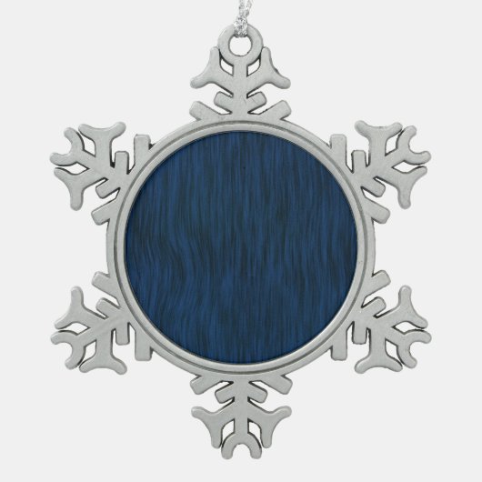 粗い木目ルックバックグラウンド深いブルー スノーフレークピューターオーナメント (正面)